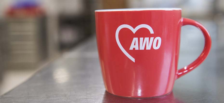 Dieses Bild zeigt eine schöne rote Tasse mit dem AWO-Logo